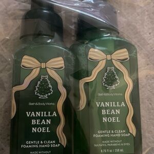 Bath & Body Works Vanilla Bean Noel Foaming Hand Soap - Green and Gold
